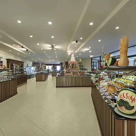 دلفين بالاس